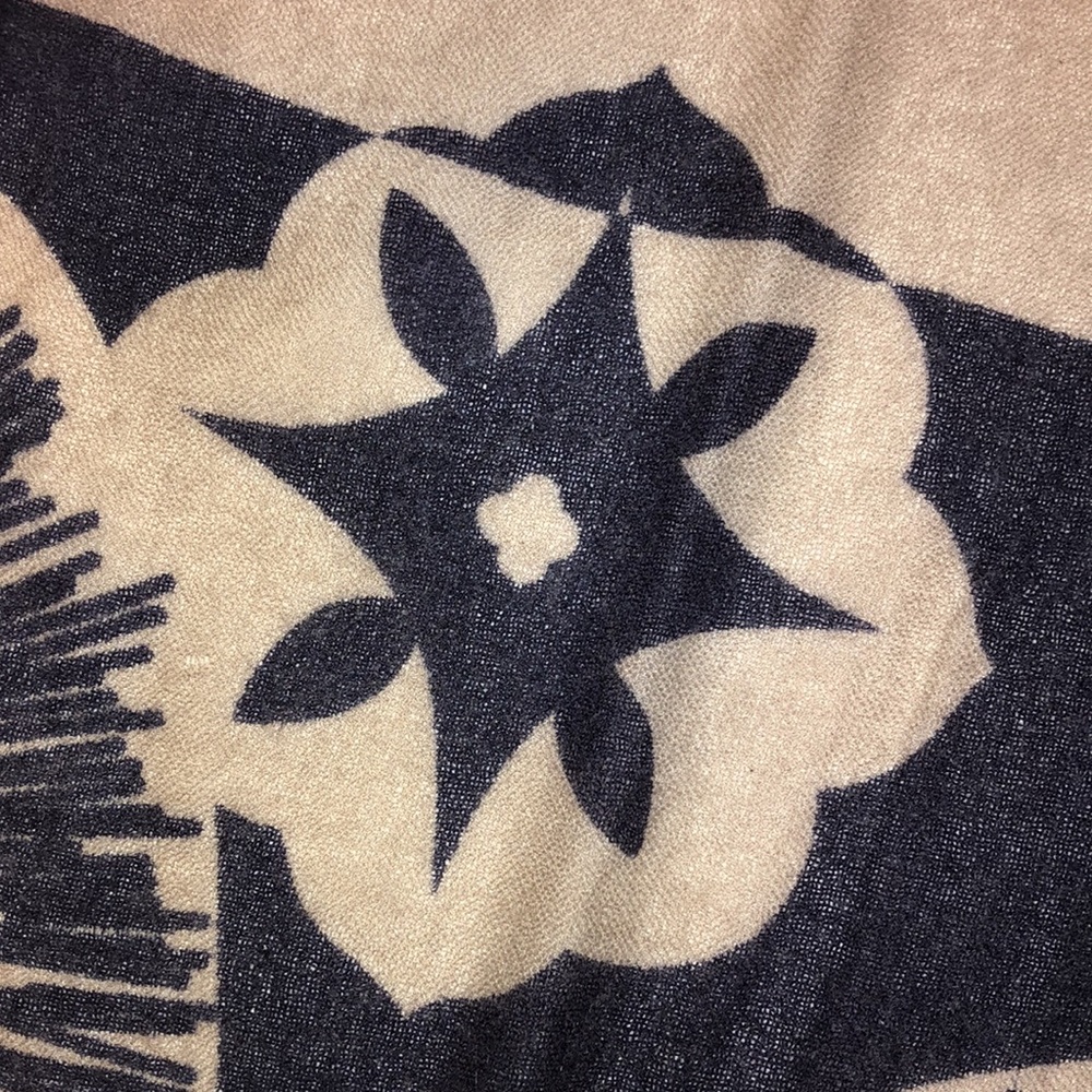 Yarnz scarf 28.5”x43” - Picture 3 of 11